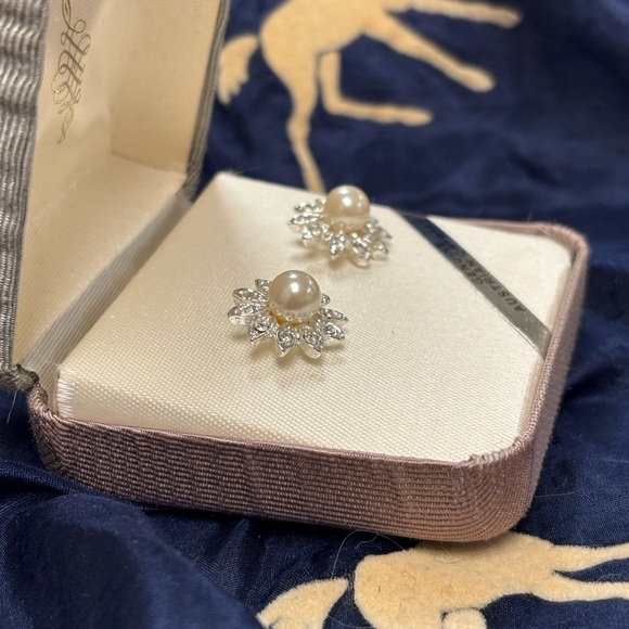 NIB Vintage Genuine Austrian Crystal Halo Flower Pearl Post Earrings Minimalist - Picture 10 of 13